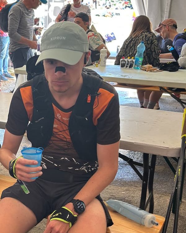 Florian à bout de forces au ravitaillement, pendant une course