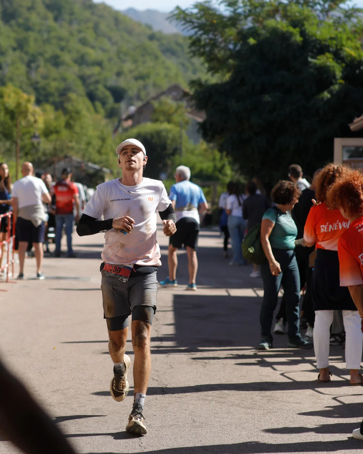 Florian Mouchel à l'arrivée du Bastelica Trail, dossard 330, maillot « Diététicien du sport » taché de boue