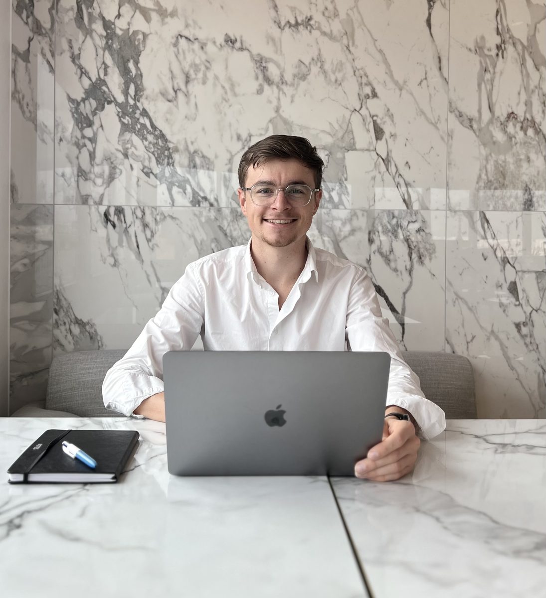Florian Mouchel, diététicien du sport et fondateur de Nutriocus, à son bureau