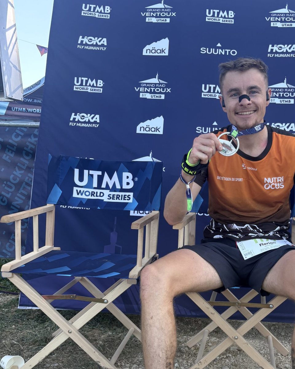Florian heureux à l'arrivée d'une course UTMB, médaille en main