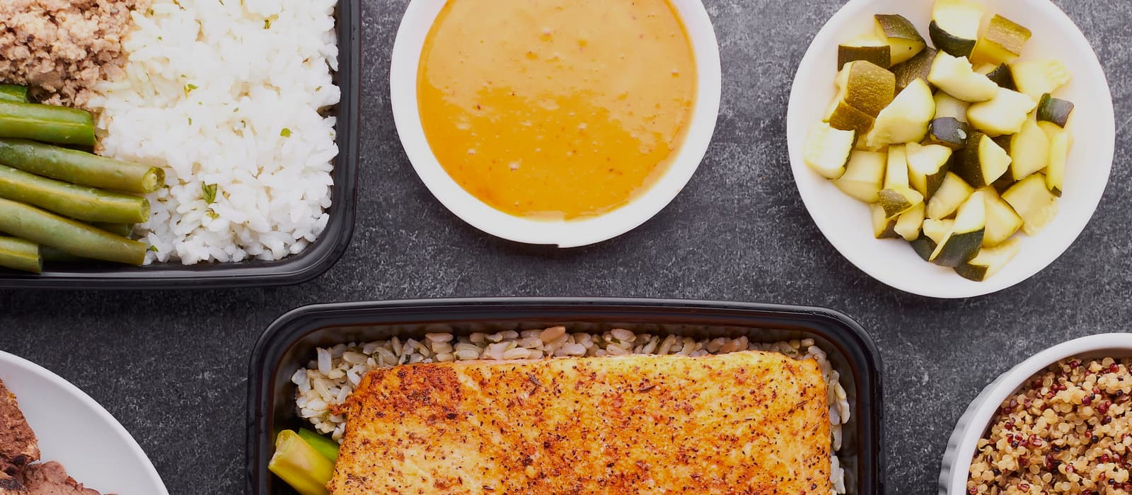 Repas préparés à l'avance en boîtes, vus du dessus
