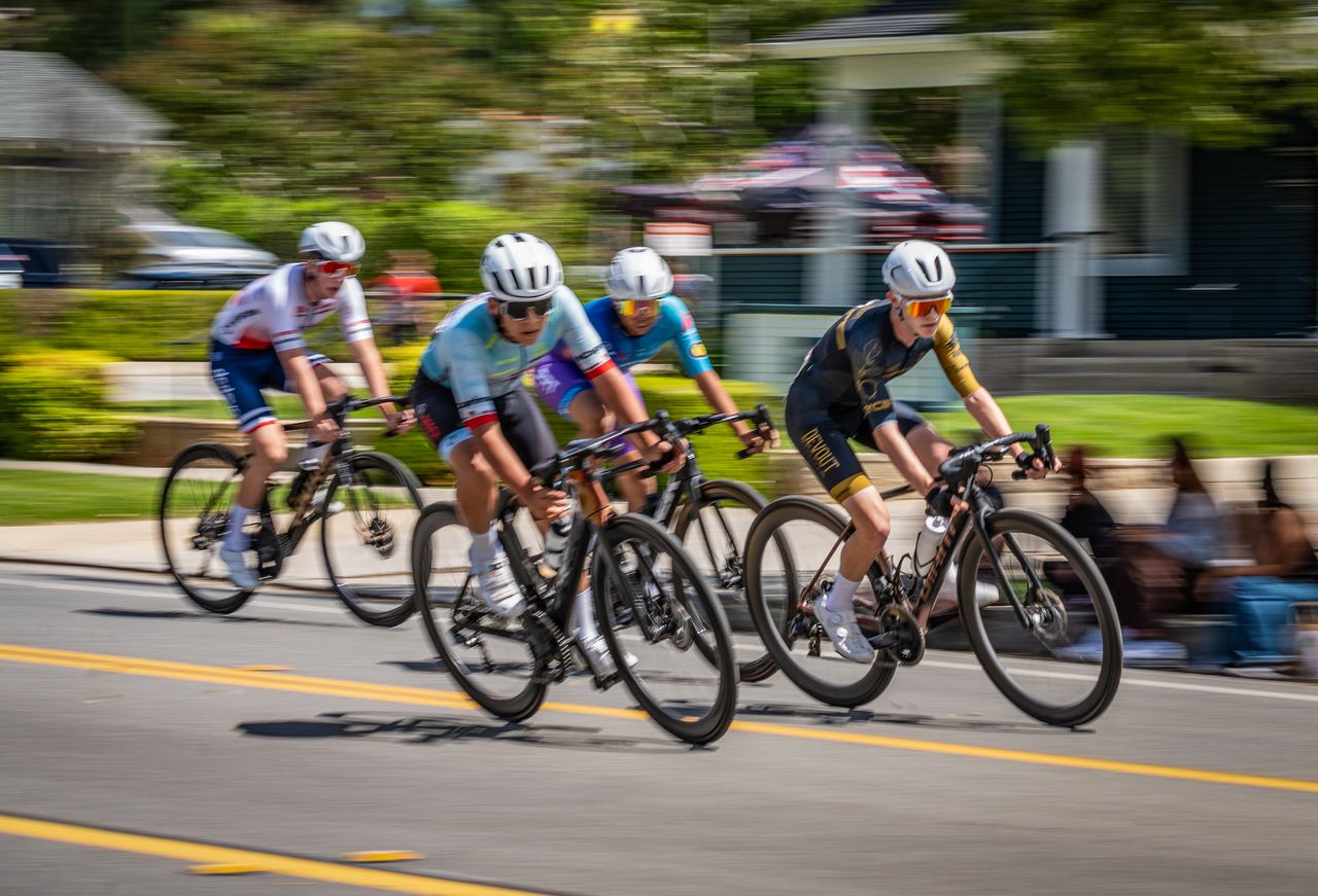 Groupe de cyclistes en pleine course